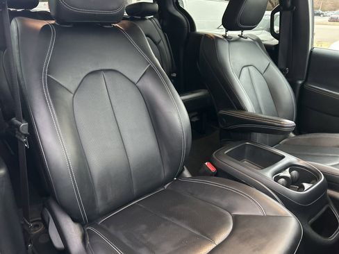 Used 2025 Chrysler Pacifica Select image 40