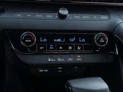 Certified 2025 Hyundai Elantra SEL FWD image 13