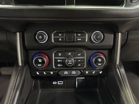 Used 2024 Chevrolet Tahoe Premier AWD/4WD image 23