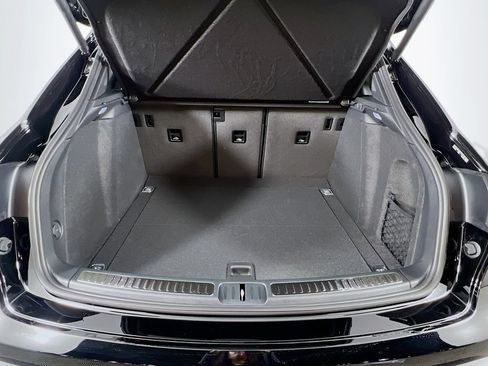 Certified 2026 Porsche Macan AWD/4WD image 28