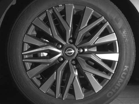 Used 2025 Nissan Altima 2.5 SV FWD image 12
