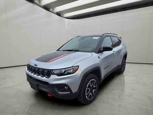 Used 2025 Jeep Compass Trailhawk image 1