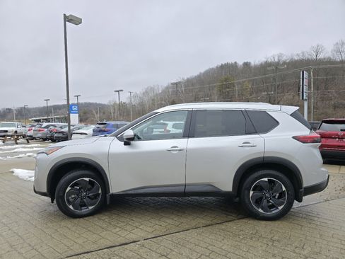 Used 2024 Nissan Rogue SV w/ SV Premium Package image 12