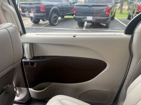 Used 2018 Chrysler Pacifica Touring-L image 61