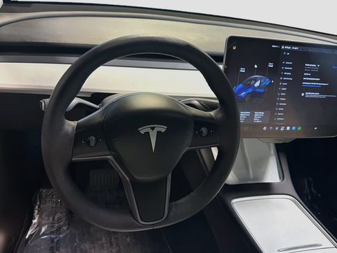 Used 2024 Tesla Model Y Long Range AWD/4WD image 16