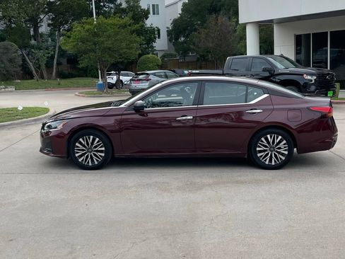Used 2024 Nissan Altima 2.5 SV FWD image 3