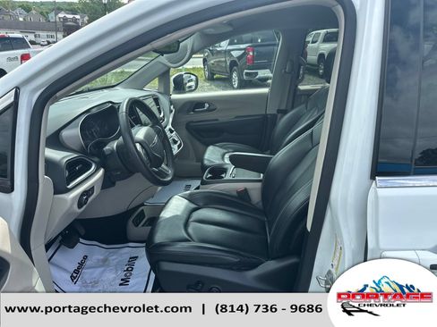 Used 2023 Chrysler Pacifica Touring-L FWD image 10