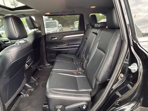 Used 2019 Toyota Highlander XLE AWD/4WD image 12