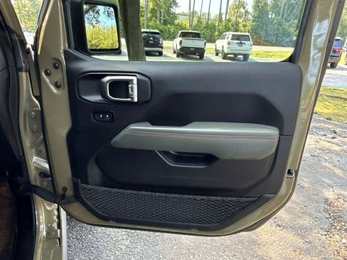 Used 2025 Jeep Gladiator Mojave w/ Convenience Group AWD/4WD image 19