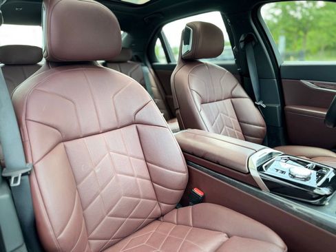 Used 2024 BMW 760i xDrive w/ Premium Package 2 image 51