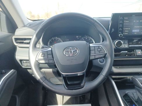 Used 2021 Toyota Highlander XLE image 11