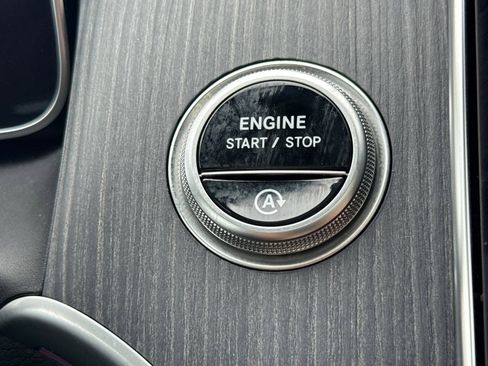 Used 2025 Mercedes-Benz GLC 300 4MATIC image 36