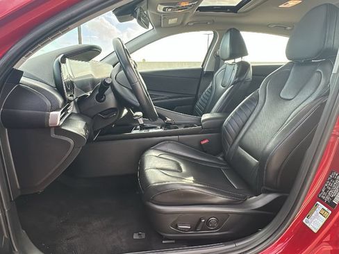 Used 2025 Hyundai Elantra Limited FWD image 4