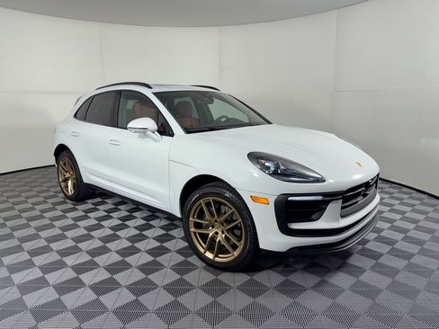 Certified 2026 Porsche Macan AWD/4WD image 7