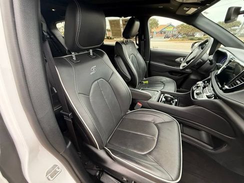 Used 2025 Chrysler Pacifica Limited FWD image 12