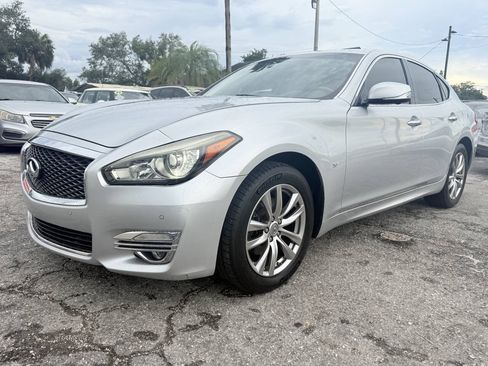 Used 2018 INFINITI Q70 Luxe AWD/4WD image 3