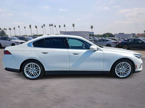 Used 2024 BMW 540i xDrive w/ Convenience Package image 4
