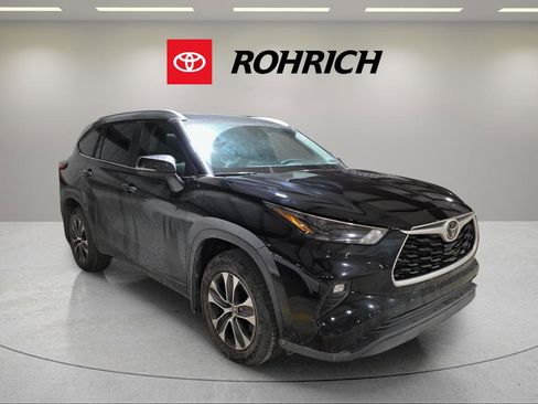 Used 2023 Toyota Highlander XLE image 3