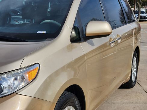 Used 2014 Toyota Sienna XLE image 9