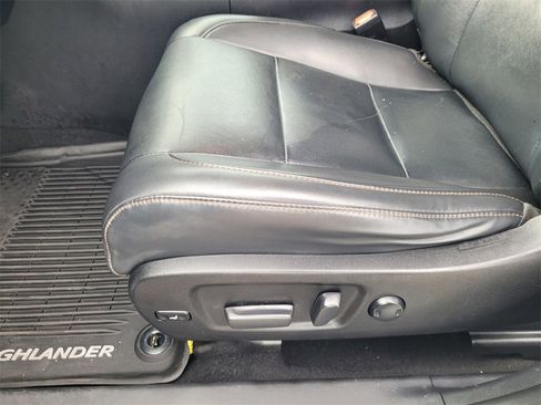 Used 2019 Toyota Highlander XLE image 27