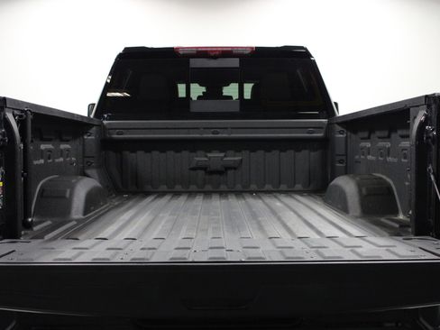 Used 2025 Chevrolet Silverado 2500 ZR2 w/ Technology Package image 15