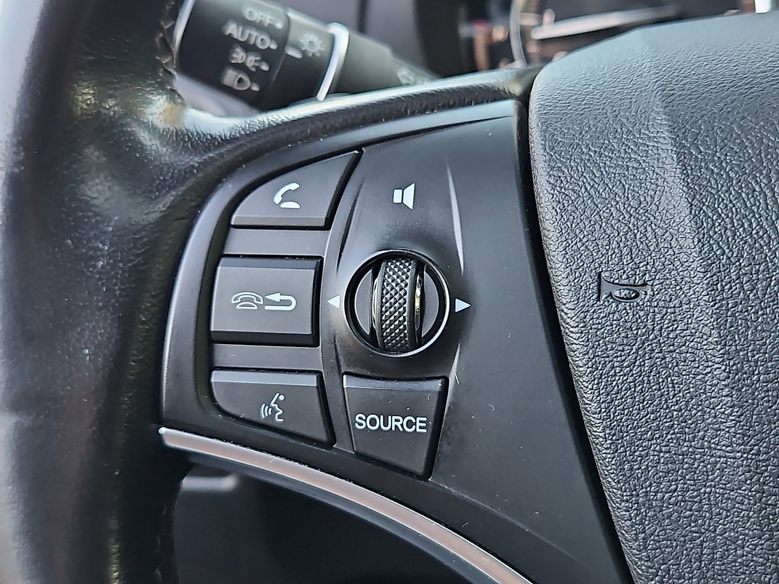 Used 2015 Acura MDX w/ Technology Package AWD/4WD image 23