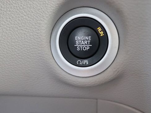 Used 2023 Chrysler Pacifica Limited image 19