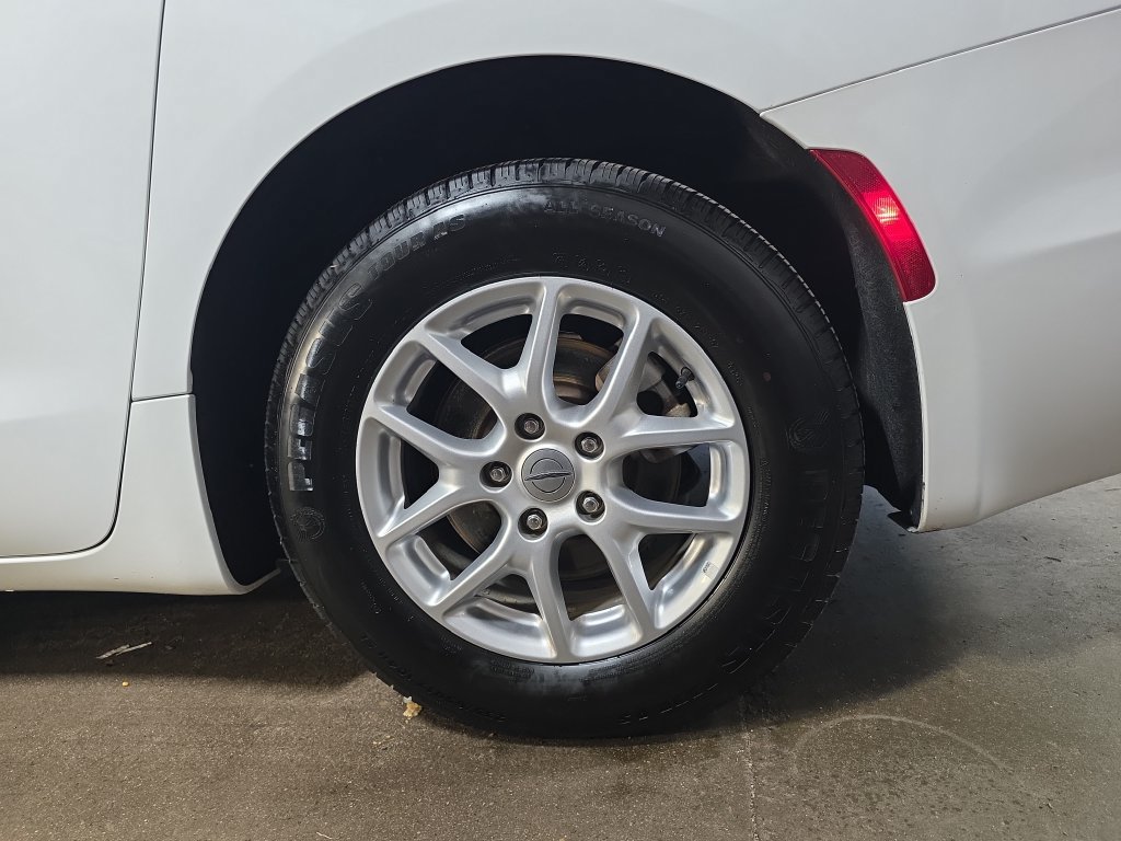 Used 2025 Chrysler Pacifica Select FWD image 37