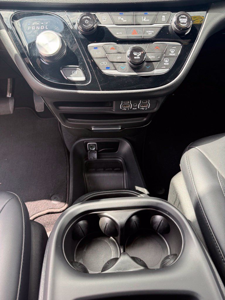 Used 2025 Chrysler Pacifica Select FWD image 13