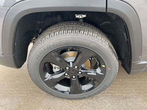 New 2025 Jeep Grand Cherokee Altitude image 9