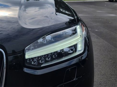 Used 2022 Volvo XC90 T5 Momentum w/ Climate Package image 9
