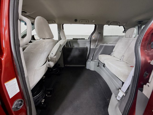 Used 2017 Toyota Sienna LE FWD image 9