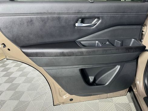 Used 2024 Nissan Pathfinder Platinum image 26