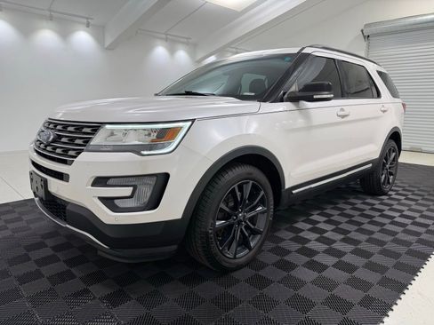 Used 2017 Ford Explorer XLT w/ Equipment Group 202A AWD/4WD image 3