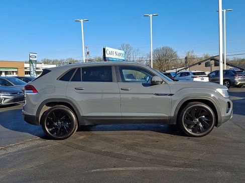 Certified 2025 Volkswagen Atlas Cross Sport SE w/ Panoramic Sunroof Package image 7