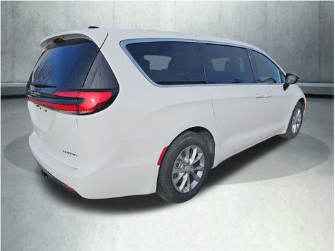 New 2026 Chrysler Pacifica Limited image 5
