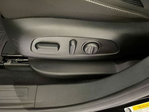Used 2023 GMC Acadia SLE w/ Driver Convenience Package FWD image 29