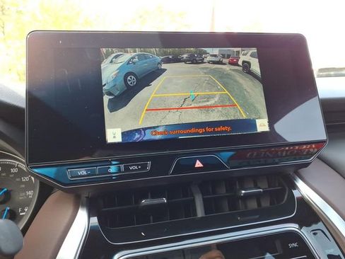 Used 2024 Toyota Venza XLE image 19