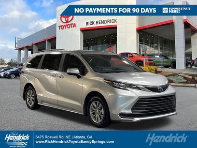 Used 2025 Toyota Sienna LE w/ LE Plus Package
