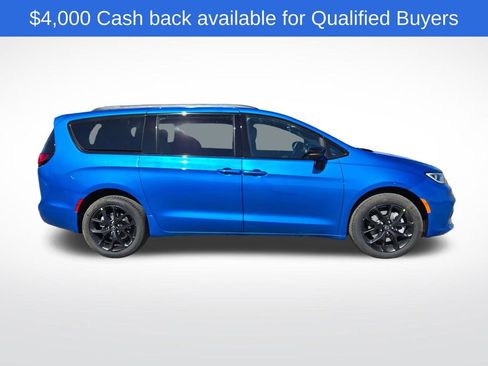 New 2026 Chrysler Pacifica Limited image 2