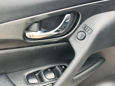 Used 2017 Nissan Rogue SV image 23