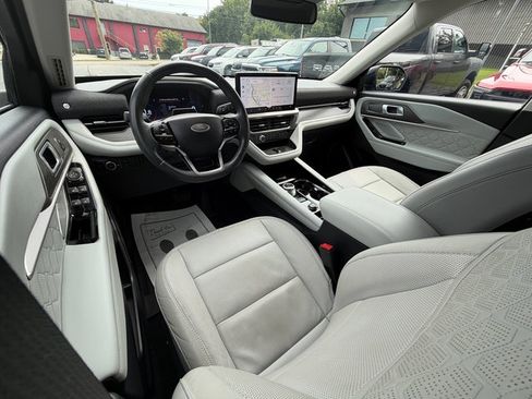 Used 2025 Ford Explorer Platinum w/ Ultimate Package AWD/4WD image 34