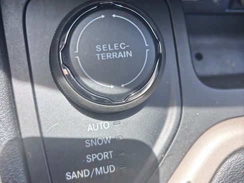 Used 2015 Jeep Cherokee Latitude w/ Cold Weather Group AWD/4WD image 8