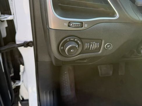 Used 2019 Jeep Cherokee Latitude Plus w/ Comfort/Convenience Group AWD/4WD image 35