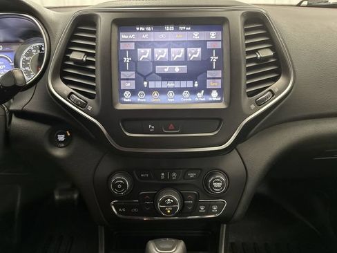 Used 2019 Jeep Cherokee Trailhawk w/ Cold Weather Group AWD/4WD image 20