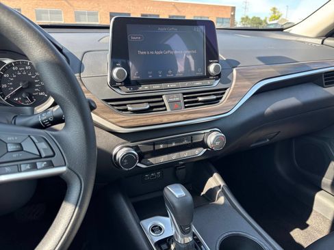 Used 2025 Nissan Altima 2.5 SV FWD image 17