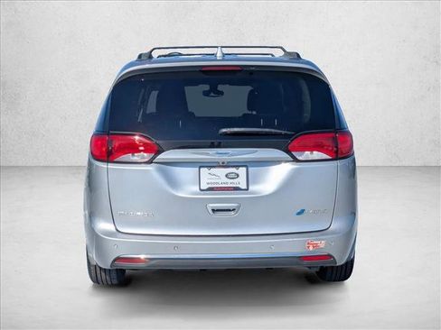 Used 2017 Chrysler Pacifica Premium image 7