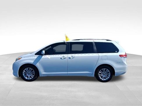 Used 2012 Toyota Sienna XLE w/ Entertainment Pkg FWD image 11