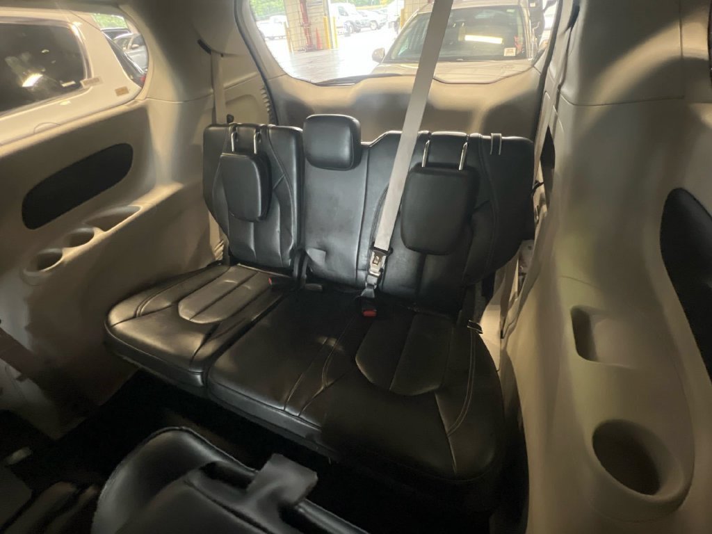 Used 2023 Chrysler Pacifica Touring-L FWD image 6