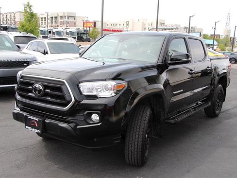 Used 2022 Toyota Tacoma SR5 w/ Technology Package image 3